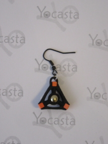 Flexibler Ohrring aus TPU, Dreieck mit 3 farbigen Holzwürfelchen und einer Glasperle